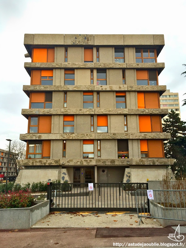 Créteil - Quartier des Bleuets, 10 bâtiments (1 détruit en 2012)  Architecte: Paul Bossard  Construction: 1959 - 1962 