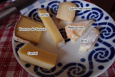 Plato de quesos franceses: Reblochon, Tomme de Savoie, Saint-Nectaire, Brie, Comté, Cantal