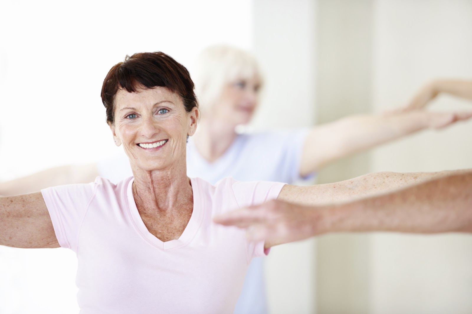 До 80 после 60. Фитнес для пожилых женщин. Фитнес для женщин старшего возраста. Физкультура для пожилых. Аэробика для пожилых женщин.