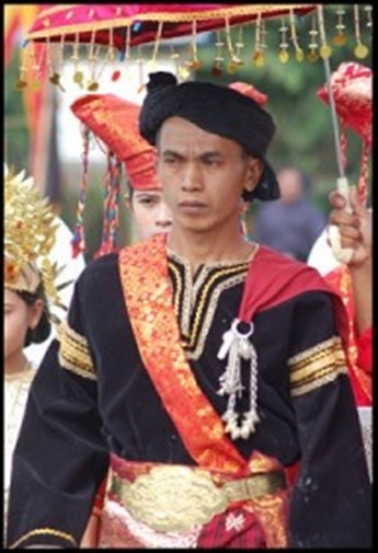 Rumah Adat Tradisional Indonesia: Pakaian Adat