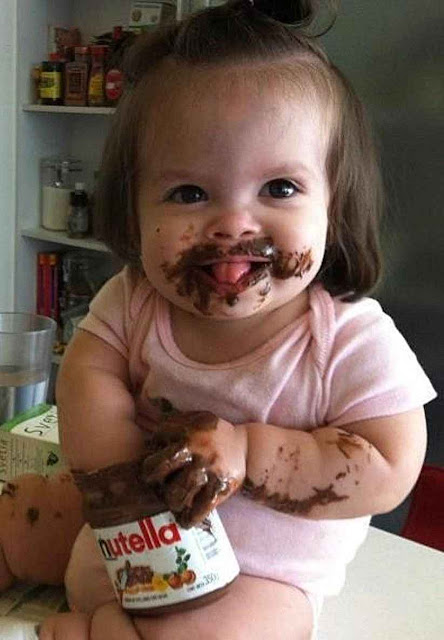 Criança consumindo Nutella contribui ao desmatamento, aquecimento global, etc., segundo ministra de Meio Ambiente Criança consumindo Nutella contribui ao desmatamento, aquecimento global, etc., segundo ministra de Meio Ambiente