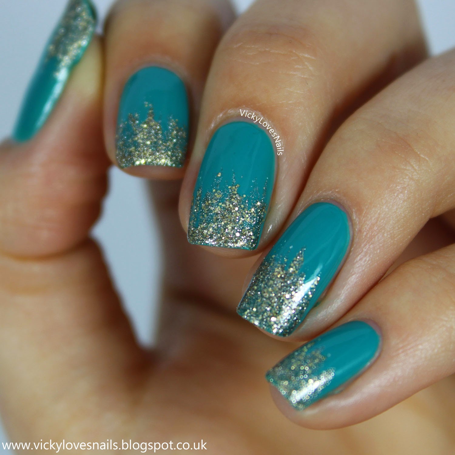Vicky Loves Nails!: Teal and Gold Glitter Tips