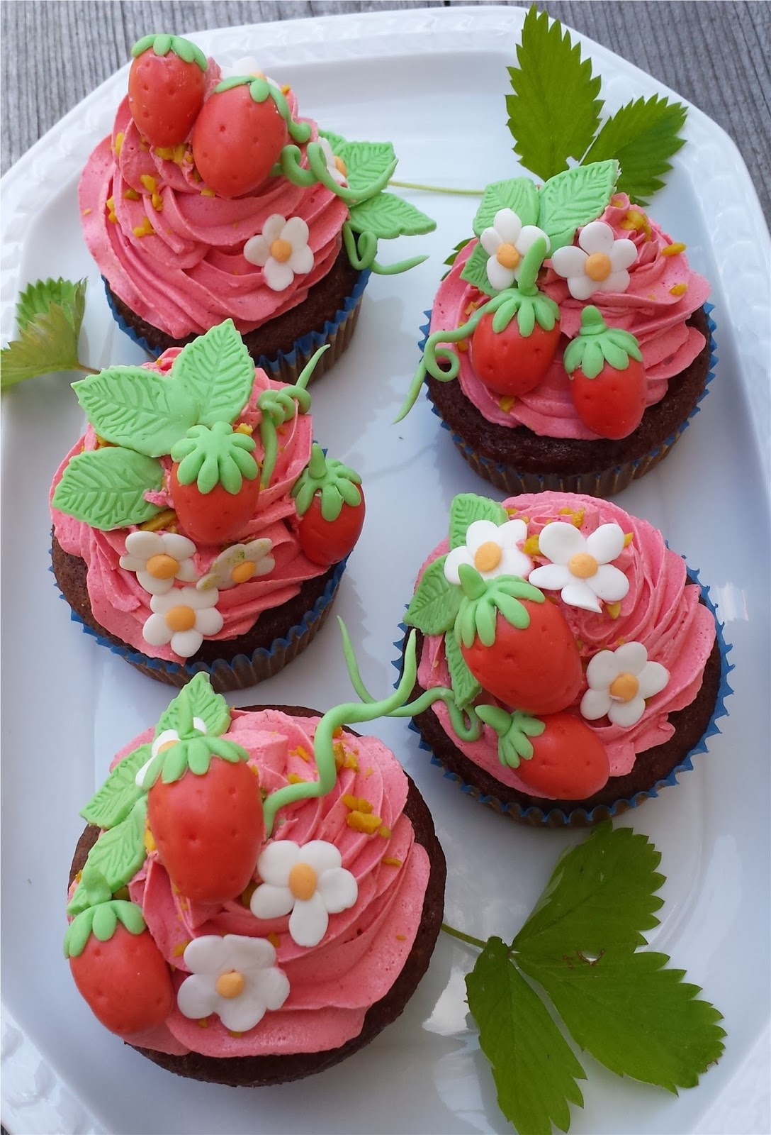 Erdbeer-Cupcakes für erdbeerarme Zeiten