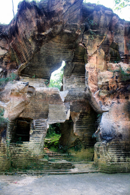 Gua-gua di bukit pasir Arosbaya. Gua-gua di bukit pasir Arosbaya.