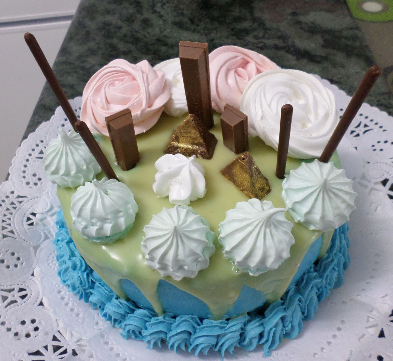 Mi pastelería Tarta Drip cake con merengues