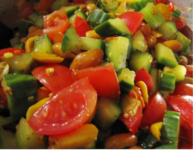 LaVeganée: Indischer Gurkensalat mit Tomaten und Erdnüssen