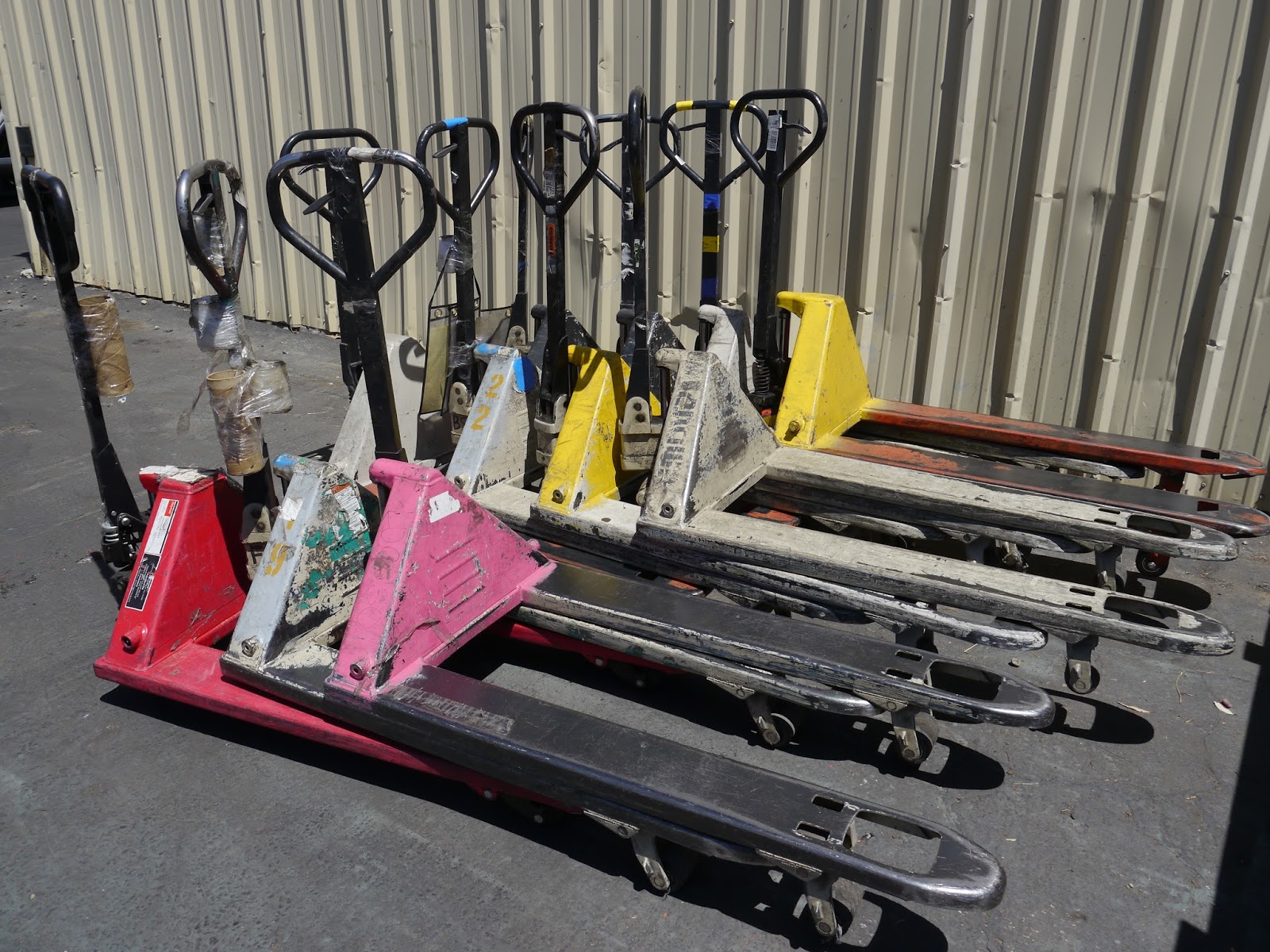 FORKLIFT VS PALLET JACK