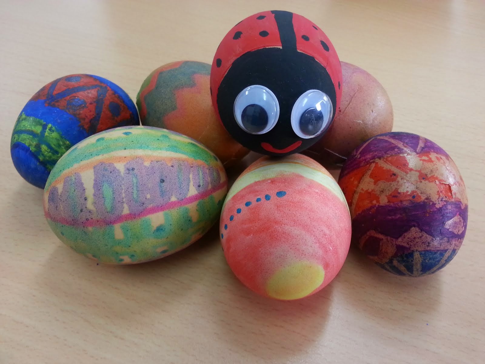 Para colorear y ver nuevos diseños de huevos de Pascua, hacer clik en la imagen.