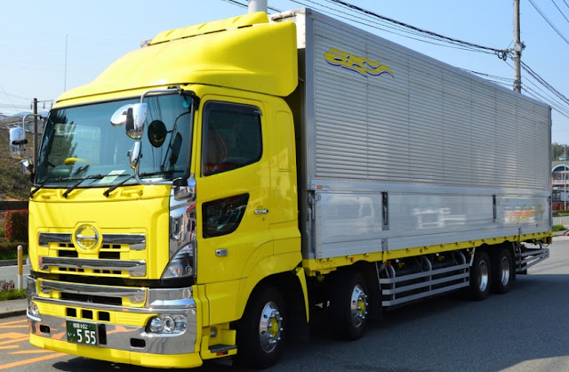 Truk Tronton Hino-kuning