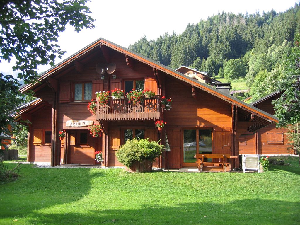 Kütük Evler Foto Blog Yeşillikler içinde 2 katlı şirin bir kütük ev FOTO