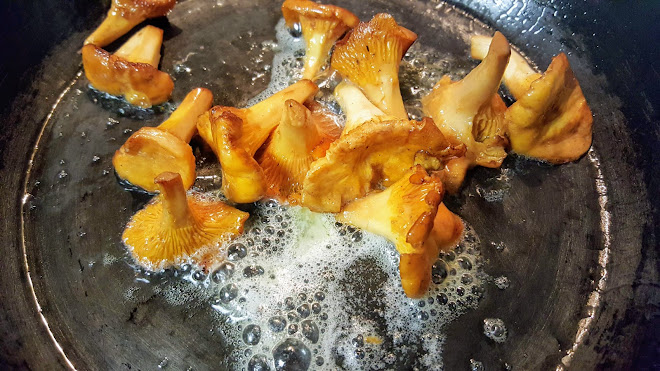 Ajouter une noisette de beurre dans les champignons en milieu de cuisson.
