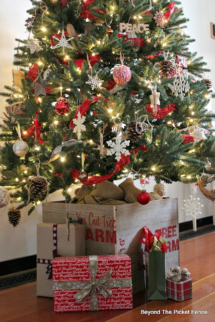 crate, pallets, Christmas tree, https://goo.gl/iqFqcR