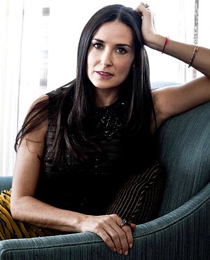 Demi Moore Foto de Demi Moore sentada en un sofá