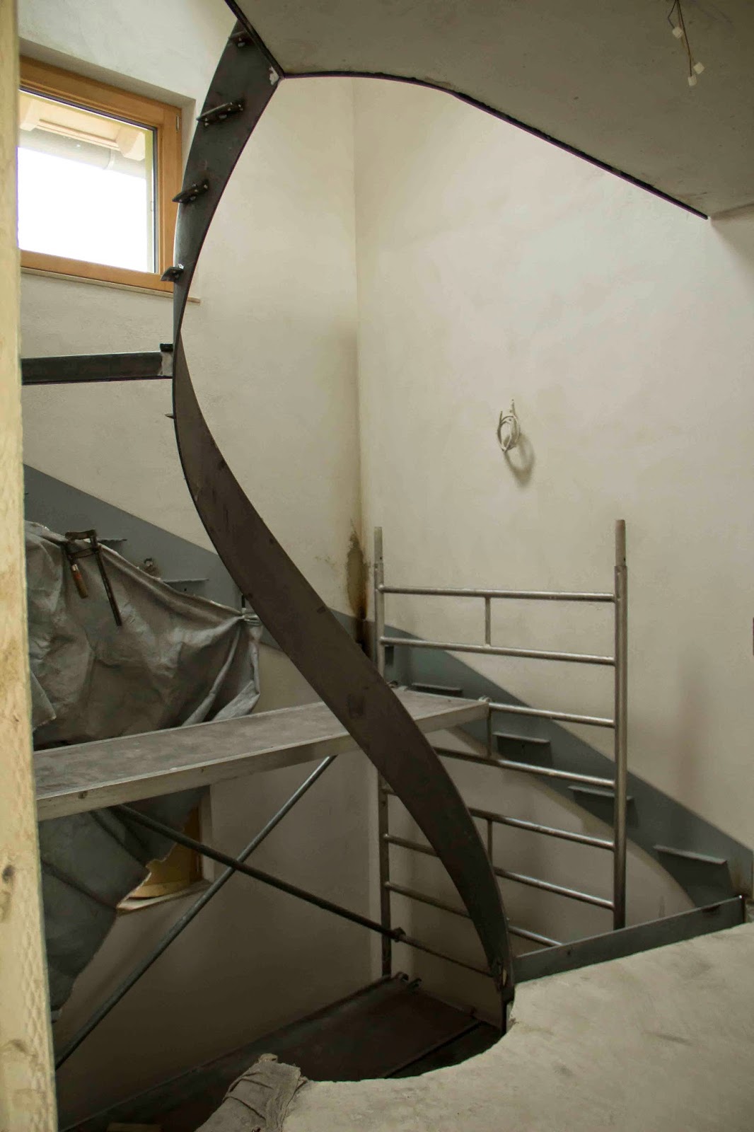 Flederhaus: Gerüst weg, Treppen-Innenwange da!