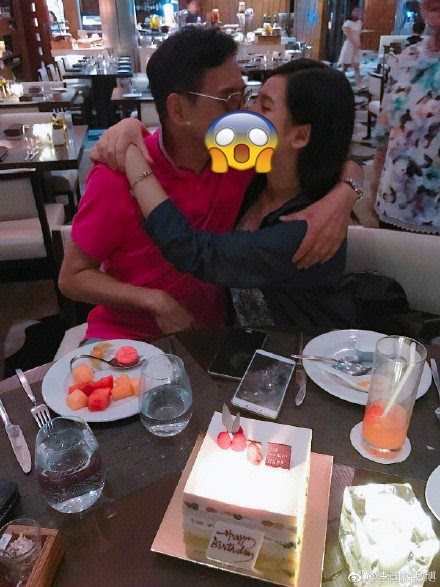 Selalu Cium Putrinya Di Bibir Ketika Putrinya Tumbuh Dewasa.. Selalu Cium Putrinya Di Bibir Ketika Putrinya Tumbuh Dewasa..