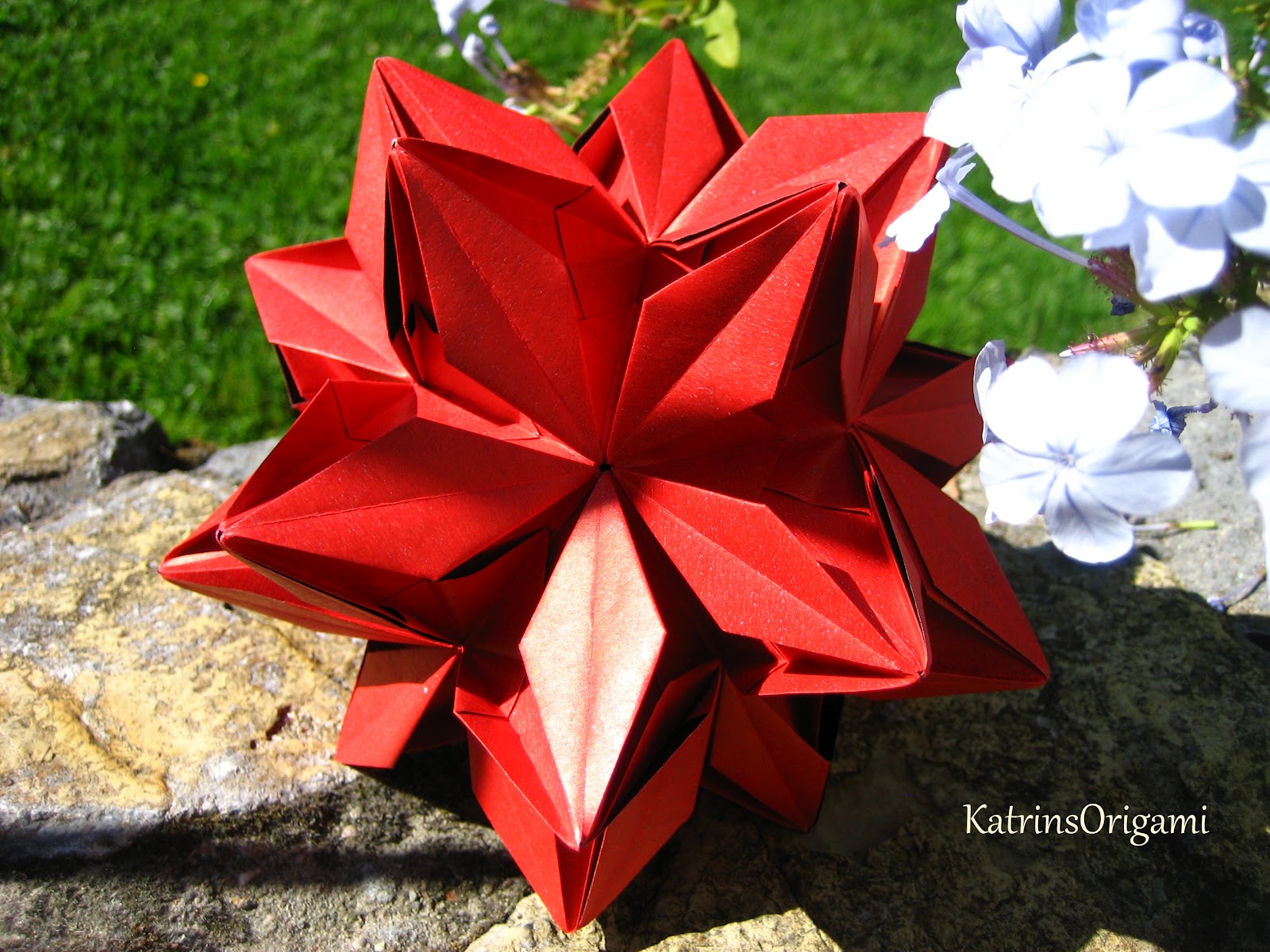 Origami die Kunst des Papierfaltens: Rafaelita Kusudama