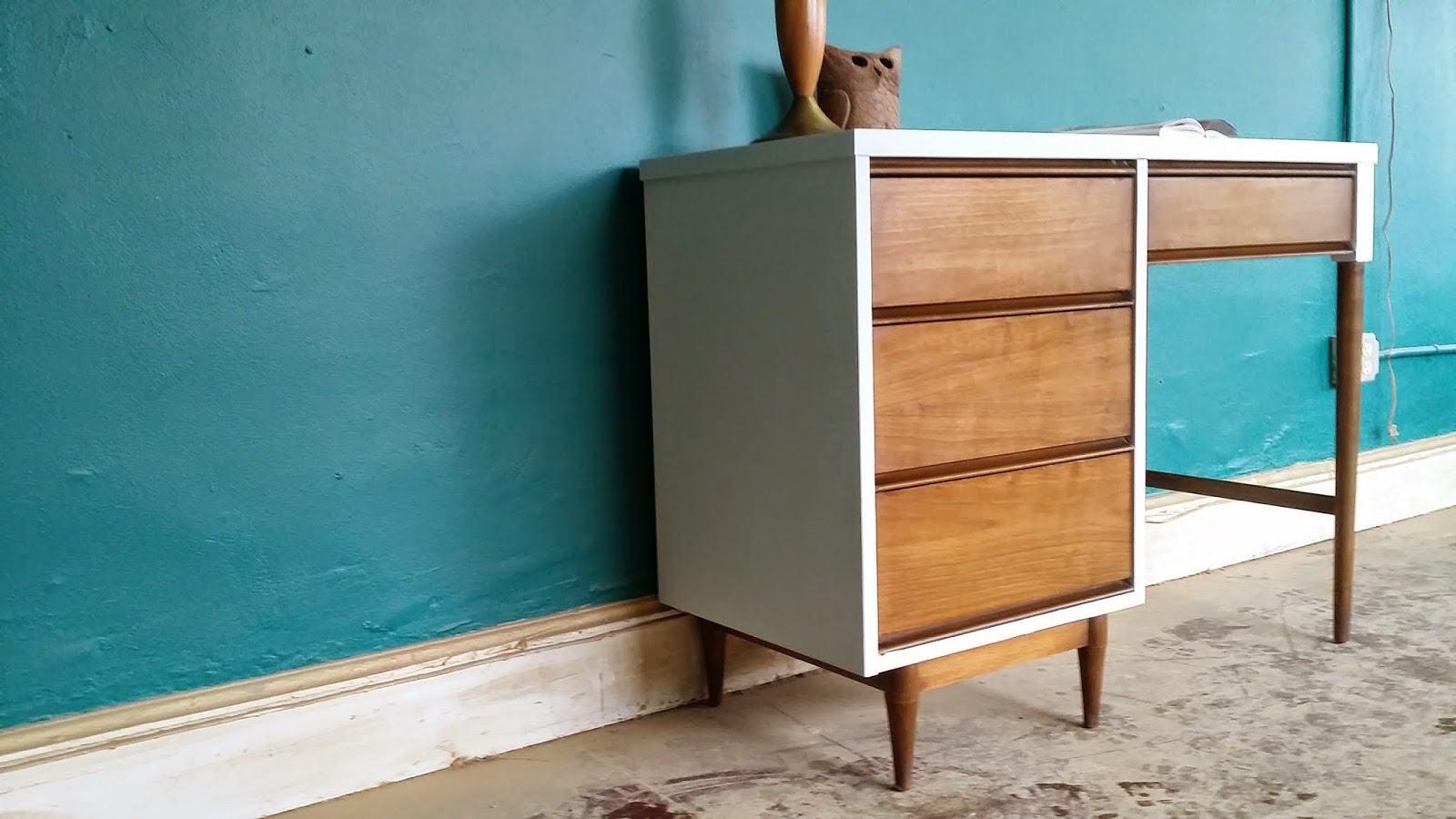 Vintage Ground Mid Century White / Wood Desk