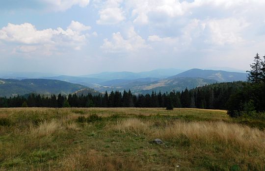 Widok z Bendoszki Wielkiej na dolinę potoku Rycerka.