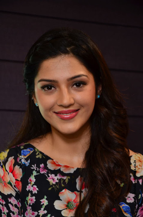Mehreen Pirzada at Naturals Salon launch