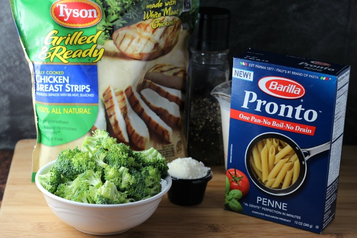 [ad] One Pan Chicken Broccoli Alfredo | by Renee's Kitchen Adventures - quick and easy healthy recipe great for a weeknight dinner done in about 10 minutes from start to finish! #EverydayEffortless