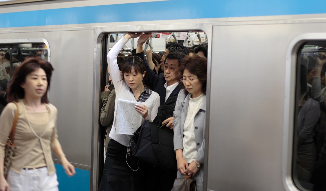 Зрелые японки в автобусе. Чикан Япония. Чикан в метро Японии. Японки в электричке. Японское метро в час пик.
