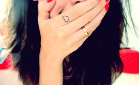 tatuagens femininas de coração para os dedos tatuagens femininas de coração para os dedos