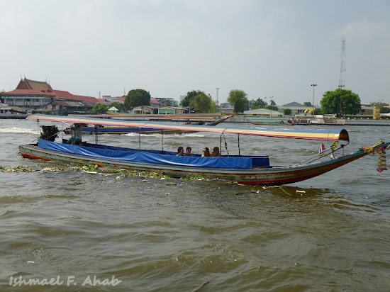 Small boat on Chao Phraya River