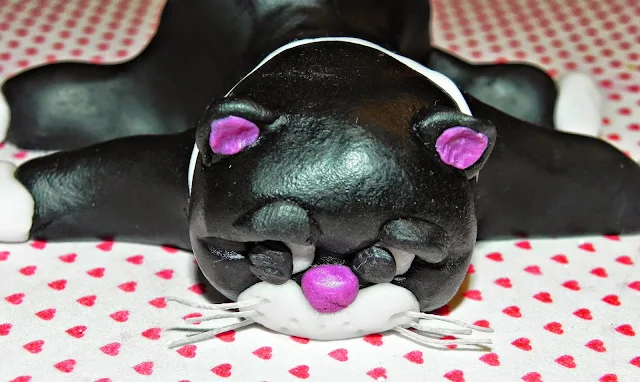 PASTEL DE CUMPLEAÑOS KIT KAT, LACASITOS Y M&M'S DECORADO CON GATOS