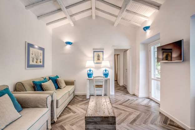 Beautiful Things are Love and Dreams : Pequena e confortável casa rústica