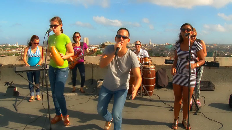 Abel Maceo y su Grupo - ¨Que buena vida de que¨ - Videoclip - Dirección: Marilin Cisneros. Portal Del Vídeo Clip Cubano - 08 Abel Maceo y su Grupo - ¨Que buena vida de que¨ - Videoclip - Dirección: Marilin Cisneros. Portal Del Vídeo Clip Cubano - 08