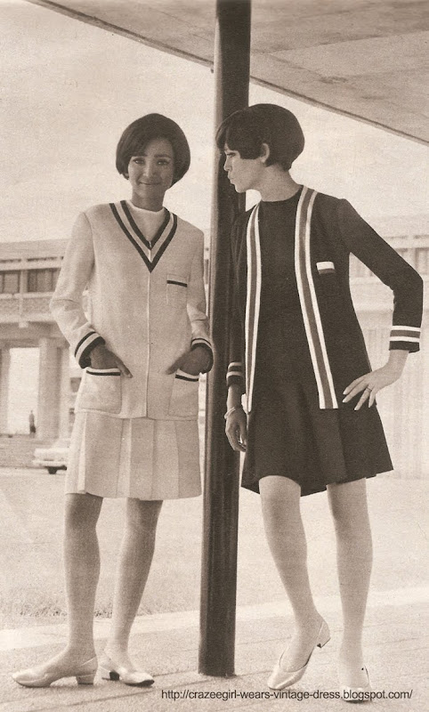 Edmée, en crêpe blanc, porte une veste à fermeture à glissière, décolleté en V, gansée marine. Jupe plissée . BENJAMIN DAVY.  2. Amanda, en crêpe marine, veste longue droite , bord à bord, gansée tricolore. jupe plissée . BENJAMIN DAVY . chandail TIMWEAR . university campus sport sportswear wear 1967 60s 1960 