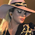 Lady Gaga faz referência à Simone & Simaria no Facebook