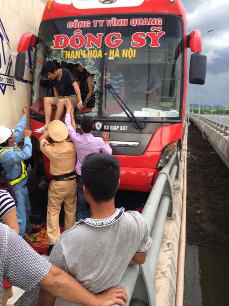 Tai nan xe khach, hanh khach tu dap vo kinh o to thoat hiem - Anh 6