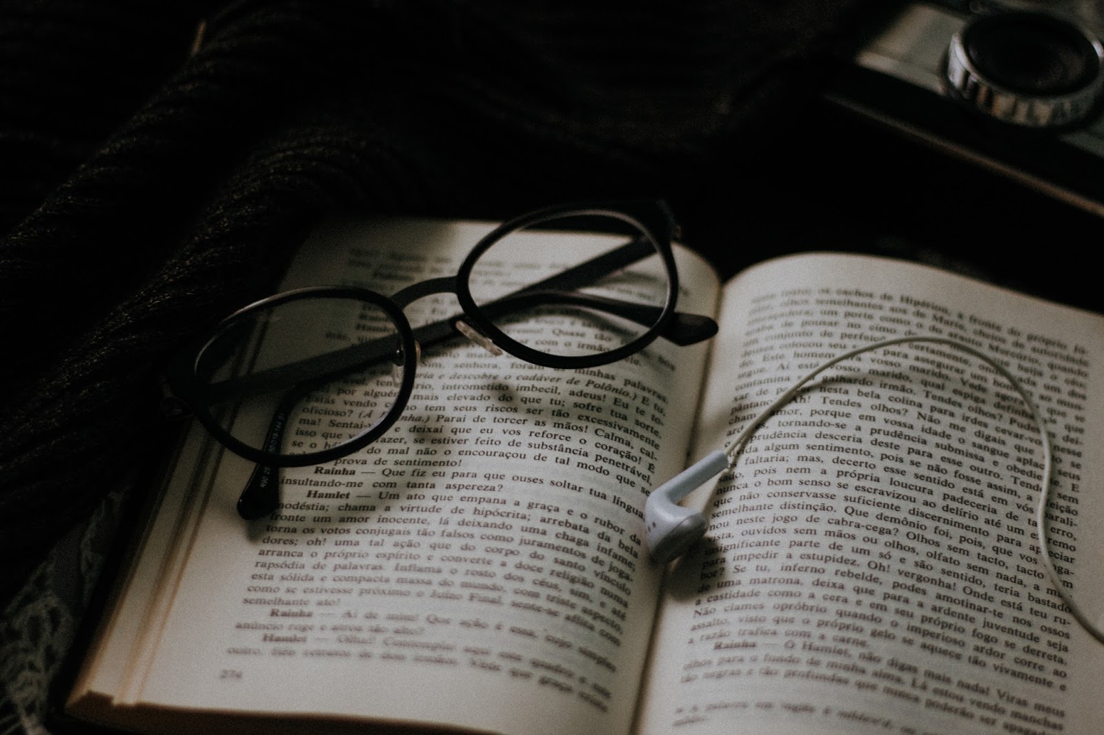 Como já tinha falado no inicio do post, as próximas fotos dele seriam minhas. Reuni algumas fotos que fiz com livros nos últimos meses, basicamente são parecidas e dá pra notar que tenho uma paixão por esse livro com desenhos dourados. inspiração-fotografia-com-livros-blog-mad-souls
