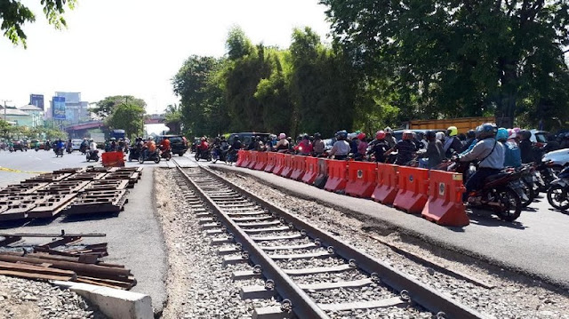Pemasangan Blok Rel Wonokromo Tiba-tiba Mandek, Apa Sebabnya? Pemasangan Blok Rel Wonokromo Tiba-tiba Mandek, Apa Sebabnya?
