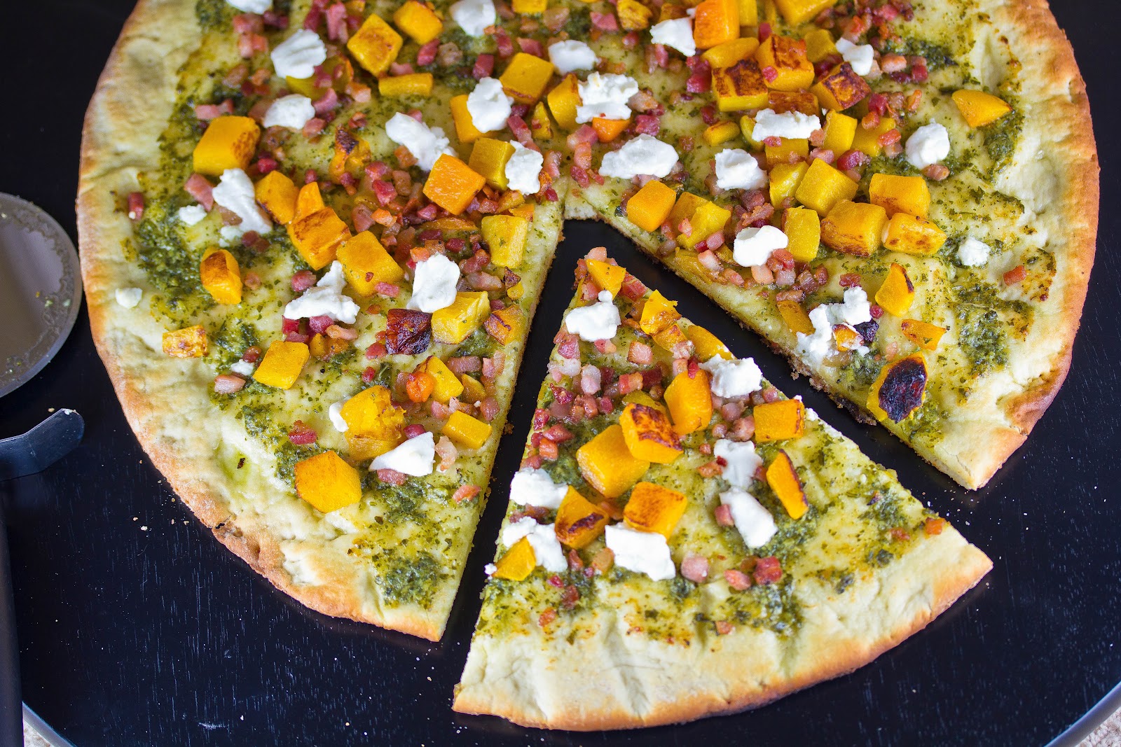 Все тыквы в пицца. Пицца с тыквенными семечками. Все тыквы в пицца. Все тыквы в пицца. Пицца с тыквой и беконом.