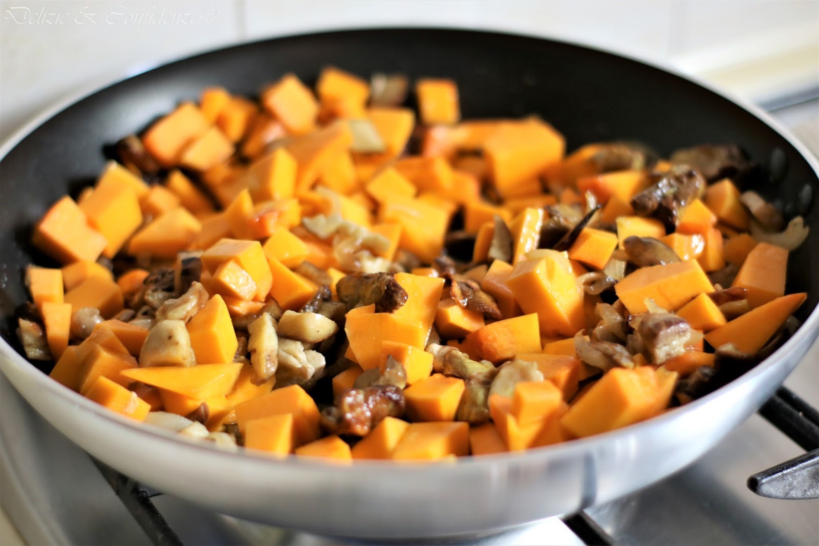 Gnocchi di patate e farina di castagne con funghi porcini e zucca
