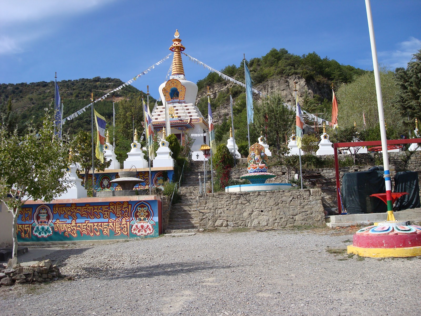 CoRazones Templo Budista Dag Shang Kagyu