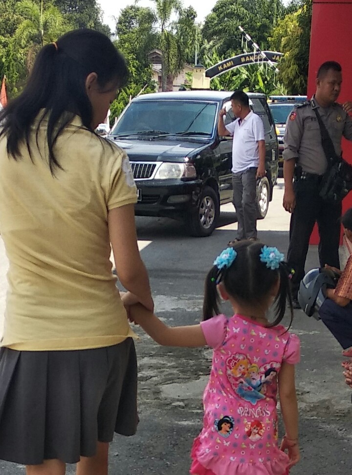 ME didampingi ibunya saat mengadu ke polisi. ME didampingi ibunya saat mengadu ke polisi.