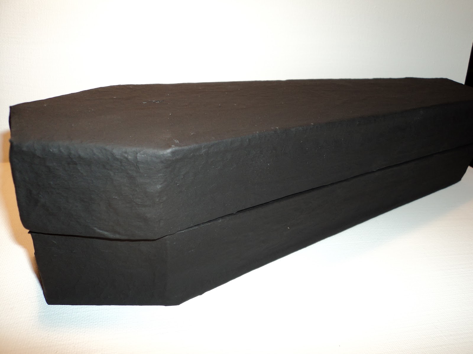 Lola's Mini Homes How to Make Draculaura's Coffin Bed