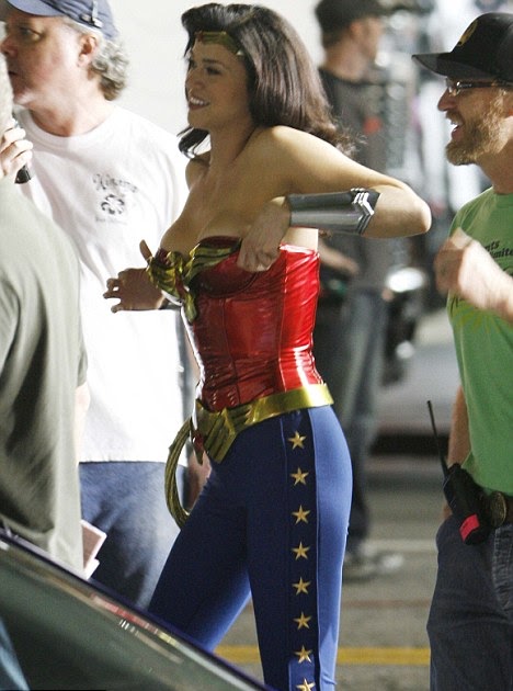 Gold Star Cars >> Wonder Woman Struggles to Stay in Her Costume - Pix n Pix Gold Star Cars >> Wonder Woman Struggles to Stay in Her Costume - Pix n Pix