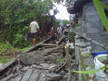 Tiga Pekerja Tertimbun Longsor di Buleleng