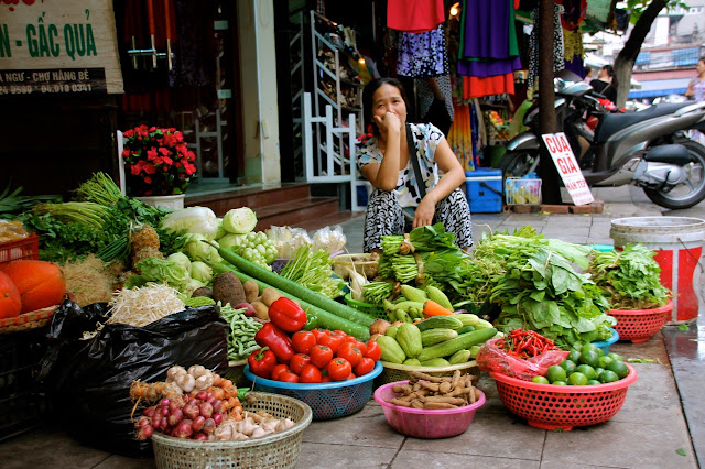 Verduras e legumes vendido na rua no Vietnã