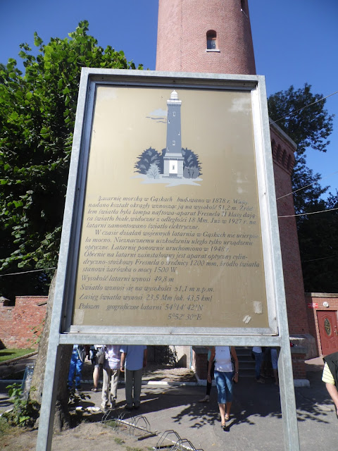 latarnia morska w Gąskach - widok od strony wejścia i tablica informacyjna