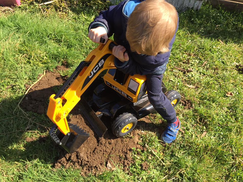 Falk toys, les jouets ?� p?�dales d?�s 1 an : on a test?� un tracteur et une excavatrice