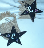 Servilleteros en arpillera, cartón y estrellas de madera pintada