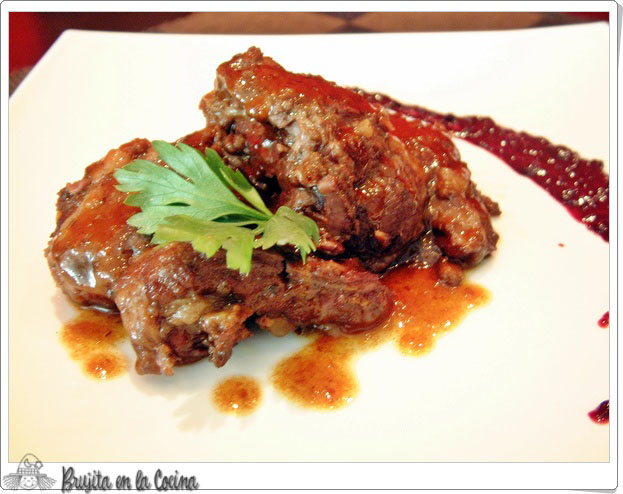Brujita en la Cocina: Carrilleras de cerdo a la sidra con salsa de moras