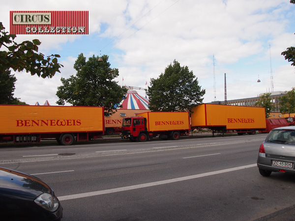 les camions  semis-remorque du cirque Danois Benneweis 