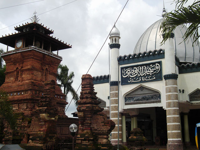 Akulturasi antara Tradisi Lokal, Hindu-Bud   ha dan Islam di Indonesia ...