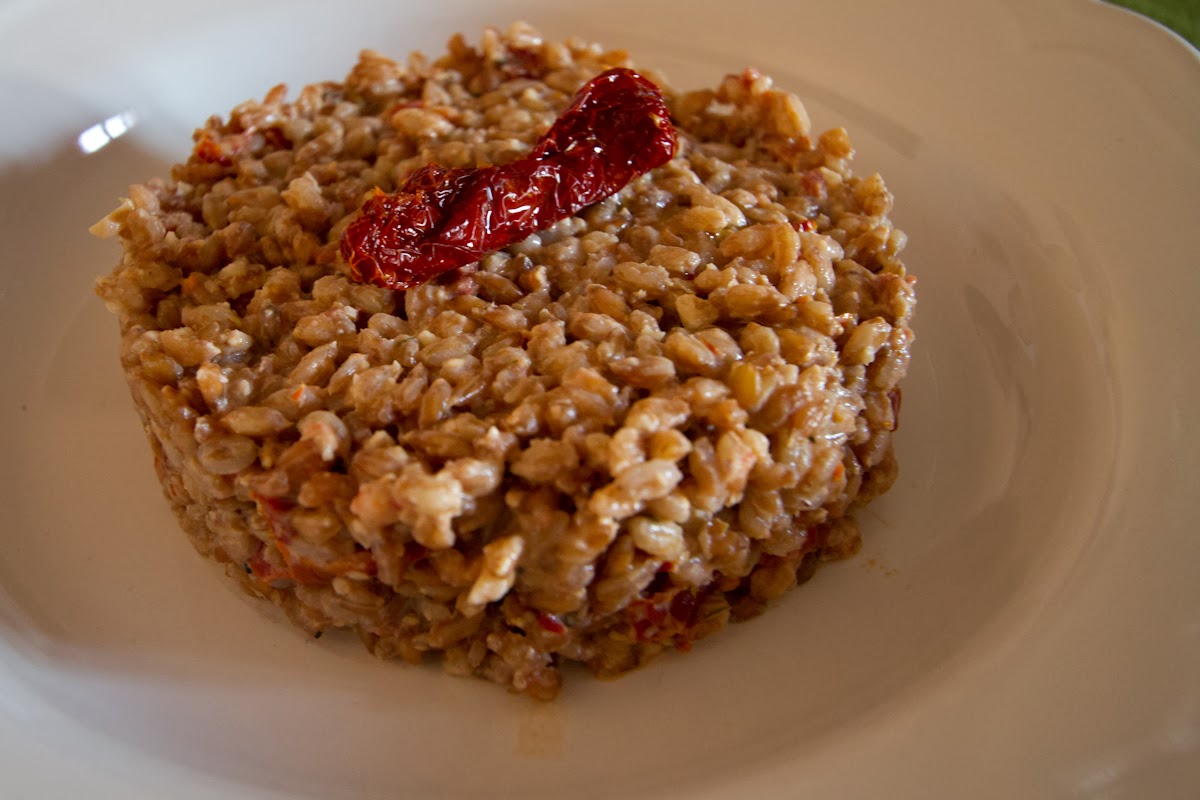 farro con crema di ricotta, noci e pomodori secchi